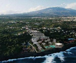 http://corrieredelmezzogiorno.corriere.it/methode_image/2016/12/14/Sicilia/Foto/Perla%20Ionica.jpg?v=201612141142