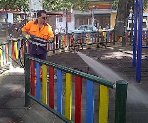 http://estaticos.sevillaciudad.abc.es/wp-content/uploads/2013/09/limpieza-parque-infantil.jpg