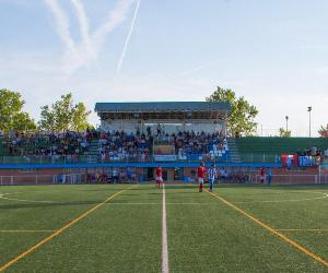 http://estadiosdefutbol.com/wp-content/uploads/2016/11/tribuna-villanueva-del-pardillo-1280x500.jpg