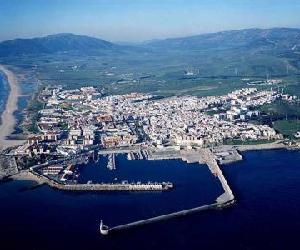 http://guias.masmar.net/var/masmar/storage/images/gu%C3%ADas/puertos/andaluc%C3%ADa/puerto-de-tarifa.-comercial,-pesquero-y-de-refugio/188166-2-esl-ES/Puerto-de-Tarifa.-Comercial,-pesquero-y-de-refugio_articlefull.jpg