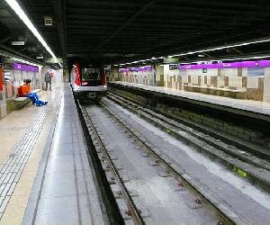 http://upload.wikimedia.org/wikipedia/commons/thumb/c/c9/Estaci%C3%B3_de_Verneda_del_metro_de_Barcelona.jpg/600px-Estaci%C3%B3_de_Verneda_del_metro_de_Barcelona.jpg