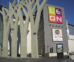 http://www.visitaleon.com/fotos/entrada-principal-leon-plaza.jpg