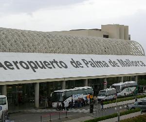 http://www.aeropuertos.net/imagenes/Aeropuerto-de-Palma-de-Mallorca.jpg