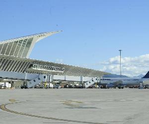 http://www.aeropuertos.net/wp-content/uploads/2010/01/embarque-del-aeropuerto-de-bilbao.jpg