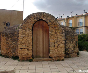 http://www.allyouneedinmurcia.com/uploaded/img/Destinos/Jumilla/Turismo%20y%20Ocio/Monumentos/El%20Cason/EL%20CASON%20FUNERARIO%201.JPG