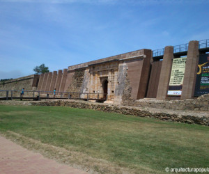 http://www.arquitecturapopular.es/Files/Image/historica/militar/ciudadela-de-rosas-gerona/rosas-frente-del-mar.jpg