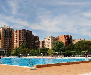 http://www.barriodelpilar.com/wp-content/uploads/2015/05/piscina_barriodelpilar.jpg