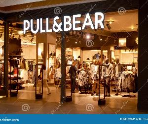 https://thumbs.dreamstime.com/z/pull-bear-clothing-store-aqua-shopping-center-algarve-focuses-casual-laid-back-accessories-young-34352446.jpg