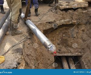 https://thumbs.dreamstime.com/z/substitui%C3%A7%C3%A3o-de-condutas-esgoto-coloca%C3%A7%C3%A3o-tubos-g%C3%A1s-no-solo-trabalhadores-est%C3%A3o-estabelecendo-novas-comunica%C3%A7%C3%B5es-obras-229708174.jpg