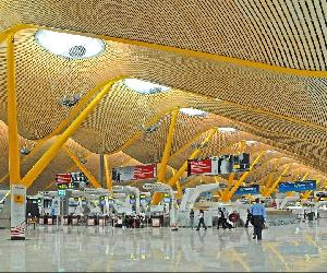 https://tur43.es/wp-content/uploads/2019/08/Barajas_Airport_Madrid_4685194730.jpg