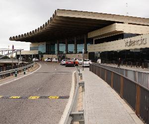 https://upload.wikimedia.org/wikipedia/commons/4/42/Valencia_Airport_Terminal.jpg