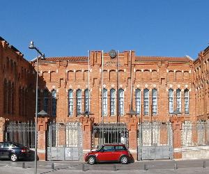 https://upload.wikimedia.org/wikipedia/commons/4/4a/Universitat_Rovira_i_Virgili.jpg