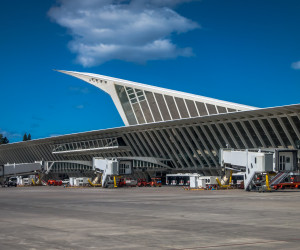 https://upload.wikimedia.org/wikipedia/commons/5/50/Aeropuerto_Bilbao_Loiu_01.jpg