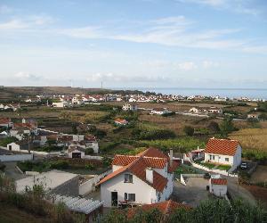 https://upload.wikimedia.org/wikipedia/commons/5/51/Vila_do_Porto_desde_el_Hotel_Columbus_(6046070744).jpg