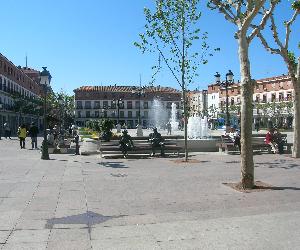https://upload.wikimedia.org/wikipedia/commons/6/67/Plaza_Mayor_de_Torrej%C3%B3n.JPG