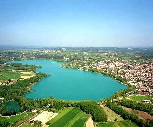 https://upload.wikimedia.org/wikipedia/commons/6/61/Aerea_estany_de_banyoles.png