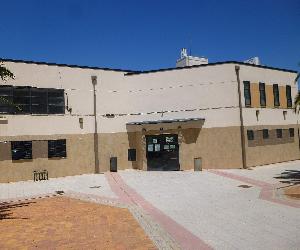 https://upload.wikimedia.org/wikipedia/commons/6/61/Fuenlabrada_-_Biblioteca_Municipal_Antonio_Machado_2.JPG