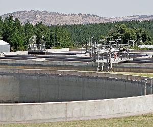 https://upload.wikimedia.org/wikipedia/commons/6/63/Wonga_wetlands_sewage_plant.jpg