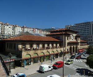 https://upload.wikimedia.org/wikipedia/commons/6/6e/Estacion_Norte_Oviedo_-_Nacho_Gonmi.jpg