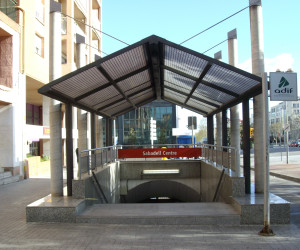https://upload.wikimedia.org/wikipedia/commons/7/75/Estaci%C3%B3_Sabadell_Centre_-_Entrada_est.JPG