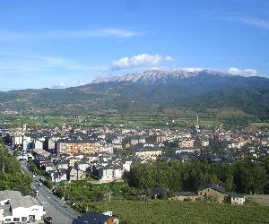 https://upload.wikimedia.org/wikipedia/commons/7/79/La_Seu_d'Urgell_(Torre_Solsona).JPG