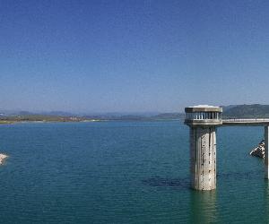 https://upload.wikimedia.org/wikipedia/commons/7/72/Embalse_Guadalcacin.jpg