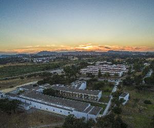 https://upload.wikimedia.org/wikipedia/commons/7/73/Campus_do_IPS_em_Set%C3%BAbal.jpg