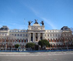 https://upload.wikimedia.org/wikipedia/commons/7/7f/Espa%C3%B1a_-_Madrid_-_Ministerio_de_Agricultura_-_Fachada.JPG