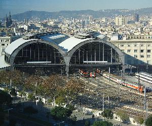 https://upload.wikimedia.org/wikipedia/commons/7/7f/Estaci%C3%B3_de_Fran%C3%A7a_Barcelona_Catalonia.jpg