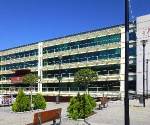 https://upload.wikimedia.org/wikipedia/commons/8/85/Fuenlabrada_-_Plaza_de_la_Constituci%C3%B3n_y_Ayuntamiento_5_edited.jpg