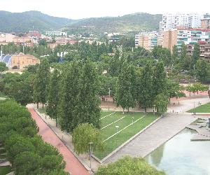 https://upload.wikimedia.org/wikipedia/commons/8/86/Parque_Central_de_Nou_Barris.jpg