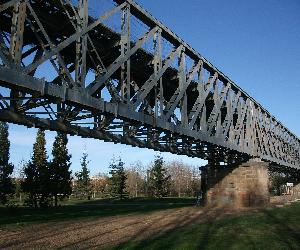 https://upload.wikimedia.org/wikipedia/commons/8/80/Puente_de_hierro_de_M%C3%A9rida,_Enero_2011_025.jpg