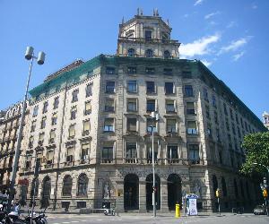 https://upload.wikimedia.org/wikipedia/commons/9/91/Institut_Catal%C3%A0_de_la_Salut_(Balmes_-_Gran_Via)_01.JPG