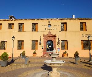 https://upload.wikimedia.org/wikipedia/commons/9/9c/Alc%C3%A1zar_de_San_Juan_-_Hotel_Convento_de_Santa_Clara_02.JPG