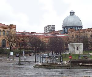 https://upload.wikimedia.org/wikipedia/commons/9/9e/Palacio_de_las_Artes_e_Industrias_(Madrid)_01.jpg