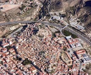 https://upload.wikimedia.org/wikipedia/commons/9/9f/Petrer,_Vinalopo_Mitja,_Alicante_province,_Spain.jpg