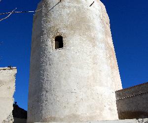 https://upload.wikimedia.org/wikipedia/commons/0/05/Torre_de_Moja_(Ol%C3%A8rdola)_-_1.jpg