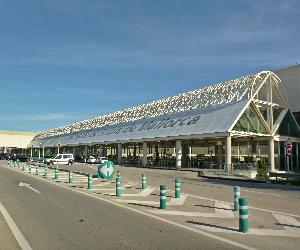 https://upload.wikimedia.org/wikipedia/commons/0/06/Palma_de_Mallorca_Airport_Terminal_C_Outside.JPG