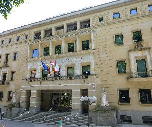 https://upload.wikimedia.org/wikipedia/commons/0/01/Bilbao_-_Palacio_de_Justicia_1.jpg