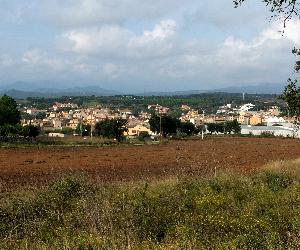https://upload.wikimedia.org/wikipedia/commons/0/01/Capmany_vue_generale.jpg