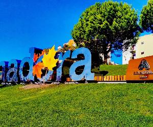 https://upload.wikimedia.org/wikipedia/commons/0/0e/Amadora_Painel.jpg