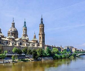https://upload.wikimedia.org/wikipedia/commons/0/0f/Zaragoza_-_Bas%C3%ADlica_del_Pilar_y_r%C3%ADo_Ebro.jpg