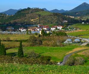 https://upload.wikimedia.org/wikipedia/commons/1/19/Arratzu,_Euskal_Herria.jpg