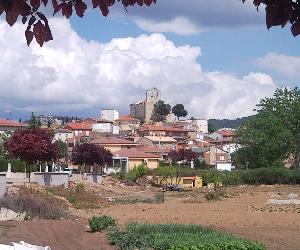 https://upload.wikimedia.org/wikipedia/commons/1/11/Vista_parcial_de_T%C3%B3rtola_de_Henares.jpg