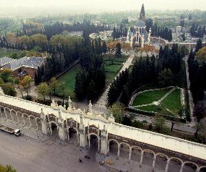 https://upload.wikimedia.org/wikipedia/commons/1/1a/El_cementerio_de_La_Almudena_acoge_el_%E2%80%9CI_Concierto_del_Silencio%E2%80%9D_01.jpg