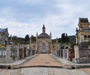 https://upload.wikimedia.org/wikipedia/commons/2/21/Sant_Feliu_de_Gu%C3%ADxols,_Friedhof.JPG
