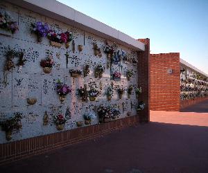 https://upload.wikimedia.org/wikipedia/commons/2/22/Nichos_del_Cementerio_Sur_de_Madrid.jpg