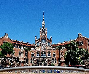 https://upload.wikimedia.org/wikipedia/commons/2/2f/Hospital_de_la_Santa_Creu_i_Sant_Pau_16-05-2009_13-33-12.JPG