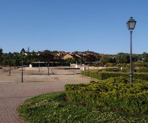 https://upload.wikimedia.org/wikipedia/commons/3/39/Torrelodones._Parque_Pradogrande.jpg
