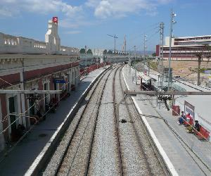 https://upload.wikimedia.org/wikipedia/commons/3/3a/Estaci%C3%B3_rodalies_Cornell%C3%A0_de_Llobregat.jpg